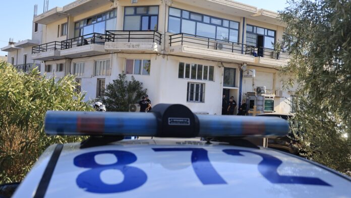 Δικογραφία σε βάρος του άνδρα που εισέβαλε στο Α.Τ. Μάνδρας και του αστυνομικού που τον πυροβόλησε