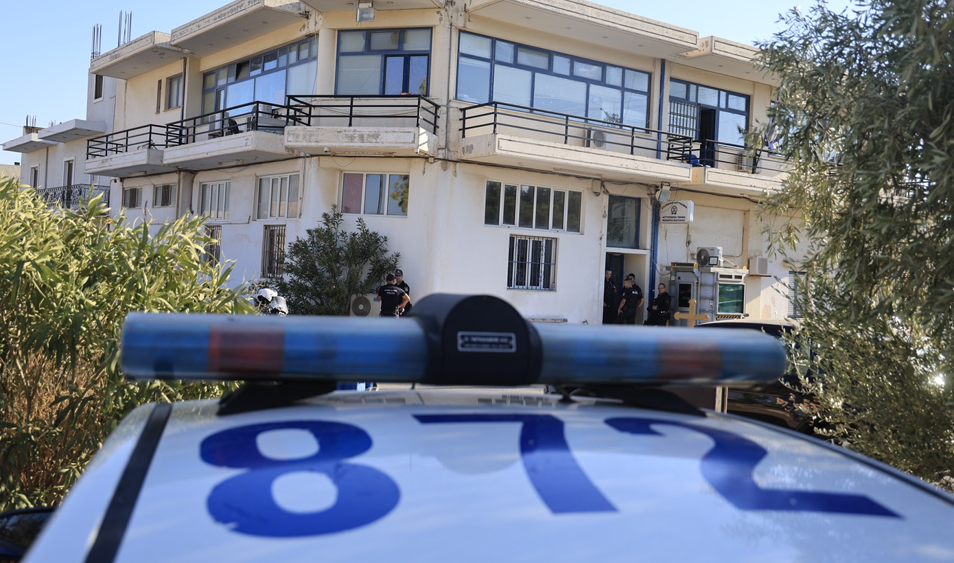 Δικογραφία σε βάρος του άνδρα που εισέβαλε στο Α.Τ. Μάνδρας και του αστυνομικού που τον πυροβόλησε
