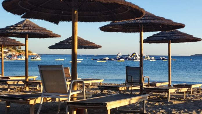 Φονικός ξυλοδαρμός για μια ξαπλώστρα στη Βουλιαγμένη: «Τον έριξε στο έδαφος και τον χτύπαγε»