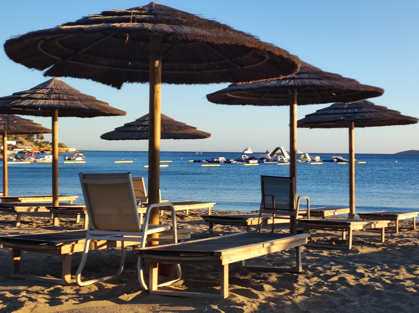 Φονικός ξυλοδαρμός για μια ξαπλώστρα στη Βουλιαγμένη: «Τον έριξε στο έδαφος και τον χτύπαγε»