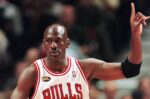 Μάικλ Τζόρνταν: Η φανέλα από το Game 3 των τελικών του NBA το 1998 πωλήθηκε για ποσό-ρεκόρ