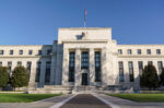 Η Fed αύξησε τα επιτόκια και αναθεώρησε προς τα επάνω την πρόβλεψή της για τον πληθωρισμό
