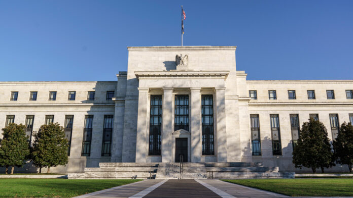 Η Fed αύξησε τα επιτόκια και αναθεώρησε προς τα επάνω την πρόβλεψή της για τον πληθωρισμό