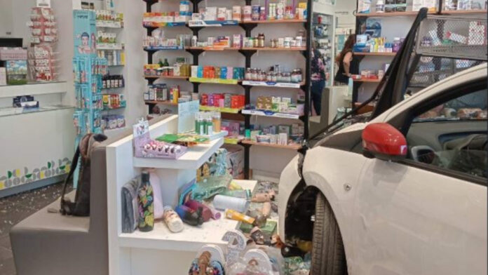 Νέα Μάκρη: Βίντεο ντοκουμέντο με αυτοκίνητο που μπουκάρει σε φαρμακείο