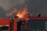 Φωτιά στη Φωκίδα τώρα: Επιχειρούν επίγειες και εναέριες δυνάμεις στους Πενταγιούς