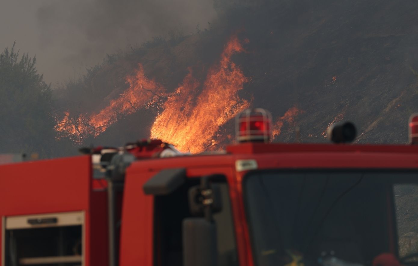 Φωτιά στη Φωκίδα τώρα: Επιχειρούν επίγειες και εναέριες δυνάμεις στους Πενταγιούς