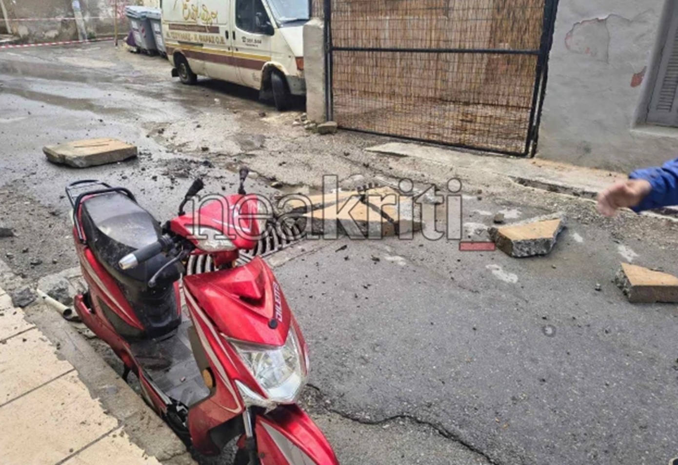 Ηράκλειο: Κατέρρευσε τμήμα μπαλκονιού 4ου ορόφου πάνω σε μηχανάκι – Δείτε βίντεο