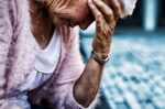 Λαμία: Ηλικιωμένη έπεσε θύμα απάτης με δήθεν υπαλλήλους της ΔΕΗ – Την έβαλαν να ανέβει στο πατάρι για κοσμήματα και έπεσε