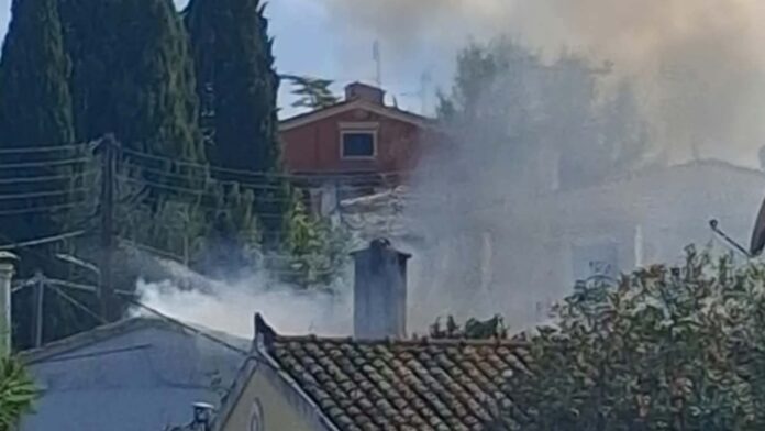 Κέρκυρα: Εγκαύματα για τον ιδιοκτήτη ισόγειας μονοκατοικίας μετά την πυρκαγιά – Μεταφέρθηκε στο νοσοκομείο