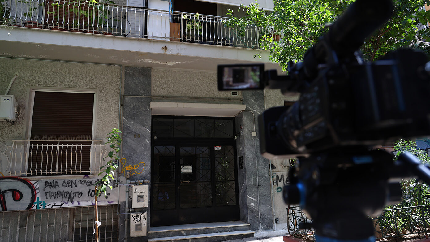Κυψέλη: Τι λένε γείτονες του ζευγαριού για τη βρωμιά και τις κλειστές πόρτες