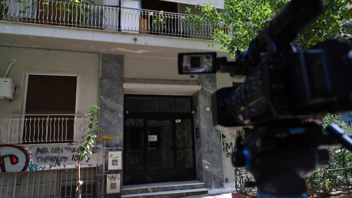 Κυψέλη: Τι λένε γείτονες του ζευγαριού για τη βρωμιά και τις κλειστές πόρτες