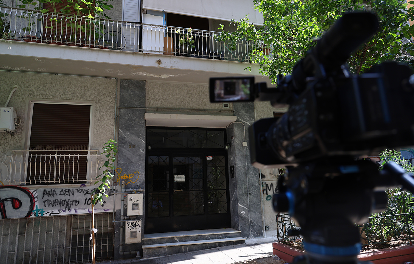 Κυψέλη: Τι λένε γείτονες του ζευγαριού για τη βρωμιά και τις κλειστές πόρτες