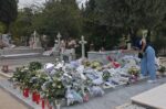 Τάφος του Γιώργου Μαζωνάκη: Συνεχίζονται οι επισκέψεις, «βουνό» τα λουλούδια