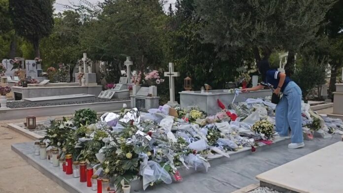 Τάφος του Γιώργου Μαζωνάκη: Συνεχίζονται οι επισκέψεις, «βουνό» τα λουλούδια