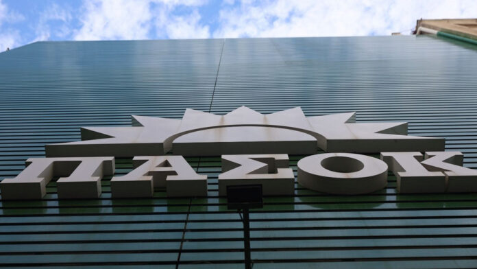 Κόντρα κυβέρνησης – ΠΑΣΟΚ για τη συνεργασία με την ΕΛΑΣ: Η απάντηση στις βολές Μαρινάκη ήταν «Ο πνιγμένος από τα μαλλιά του πιάνεται»