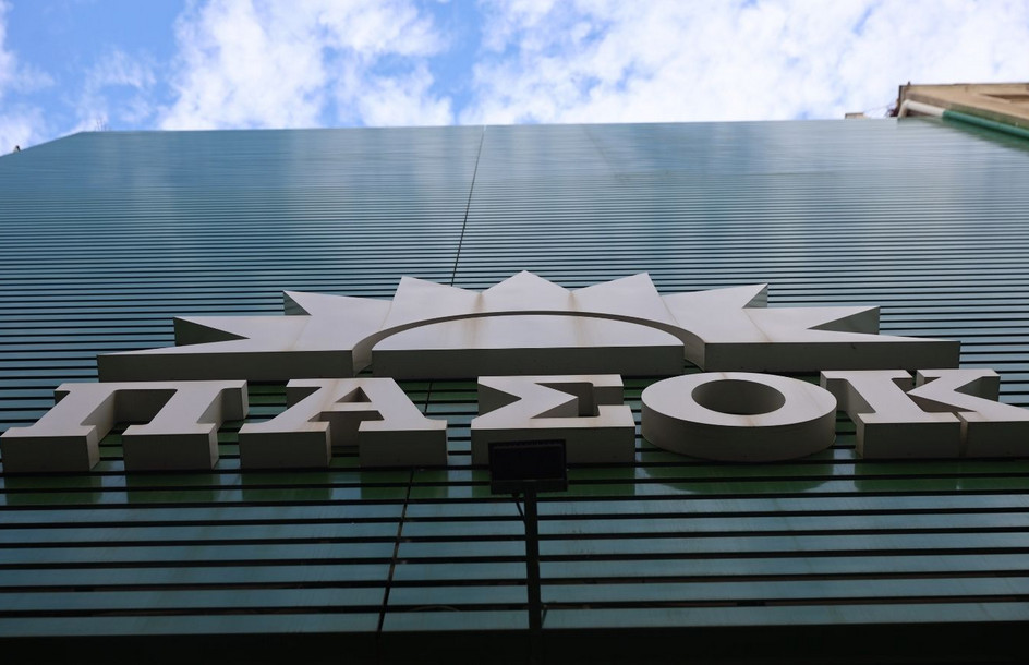 Κόντρα κυβέρνησης – ΠΑΣΟΚ για τη συνεργασία με την ΕΛΑΣ: Η απάντηση στις βολές Μαρινάκη ήταν «Ο πνιγμένος από τα μαλλιά του πιάνεται»