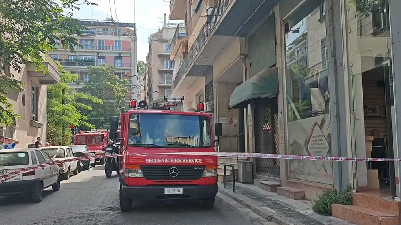 Κλειστή η συμβολή Βραΐλα και Αλεξάνδρας λόγω φωτιάς σε διαμέρισμα
