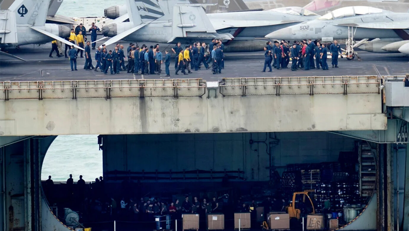 5.000 ναύτες του USS Lincoln στην Ταϊλάνδη μετά από 250 μέρες στη θάλασσα, με ελλείψεις τροφίμων και αυξημένη ψυχολογική πίεση