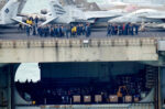 5.000 ναύτες του USS Lincoln στην Ταϊλάνδη μετά από 250 μέρες στη θάλασσα, με ελλείψεις τροφίμων και αυξημένη ψυχολογική πίεση