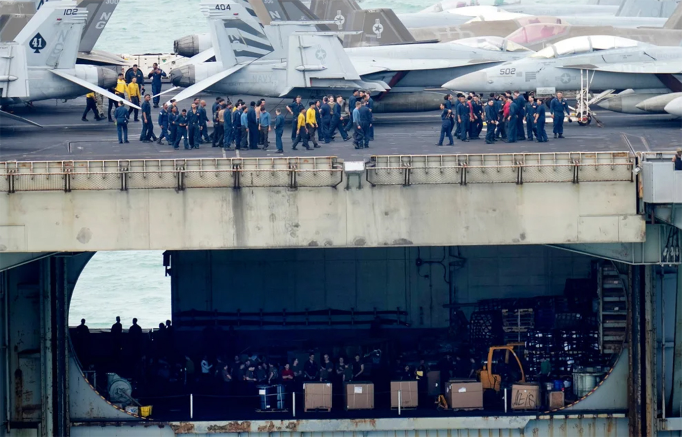 5.000 ναύτες του USS Lincoln στην Ταϊλάνδη μετά από 250 μέρες στη θάλασσα, με ελλείψεις τροφίμων και αυξημένη ψυχολογική πίεση