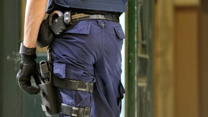 Ηράκλειο: Παρίστανε τον αστυνομικό σε πραγματικούς αστυνομικούς κατά τον έλεγχο σε ταβέρνα – Οι θαμώνες ενεπλάκησαν