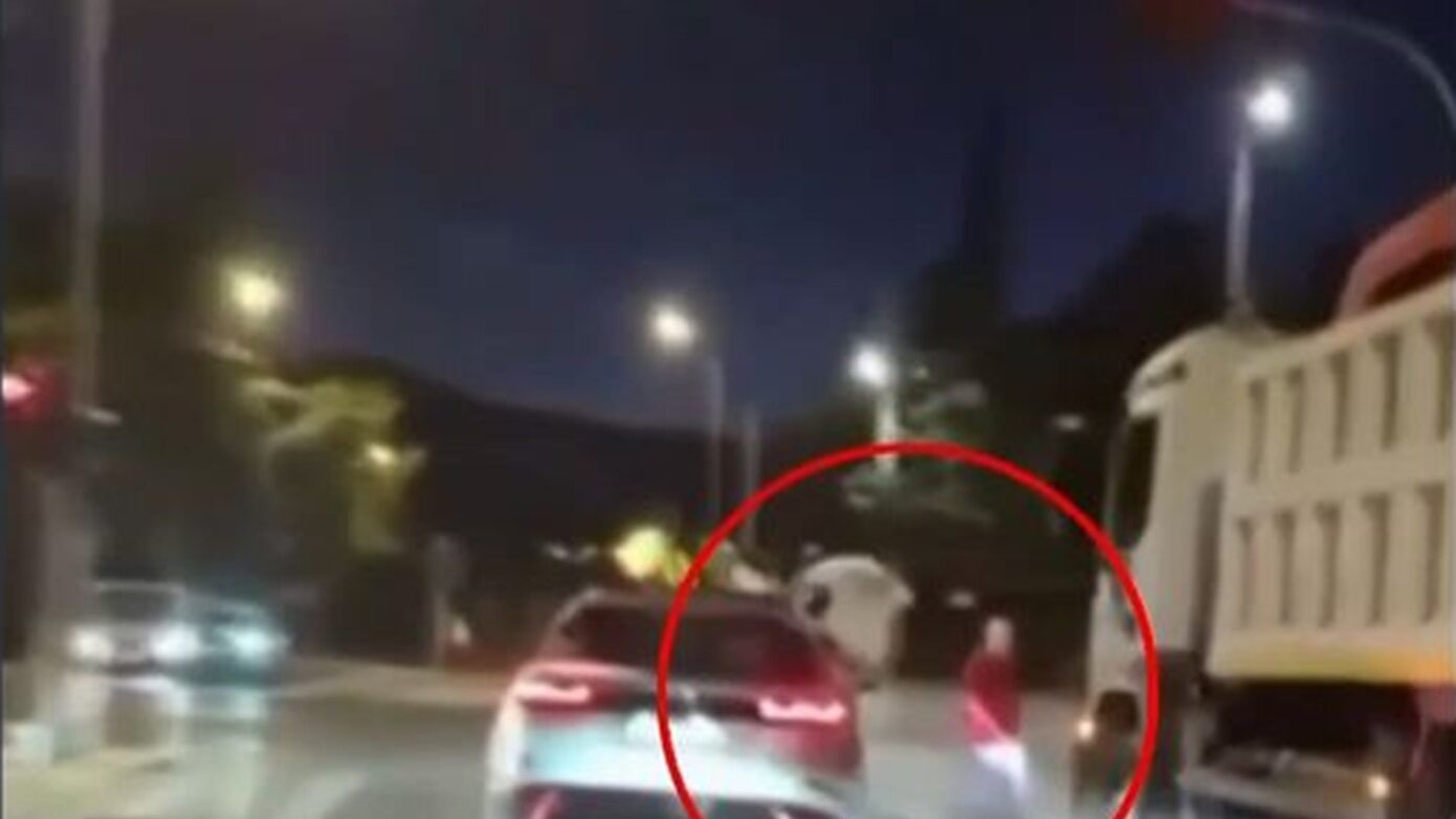 Οδηγός παραβιάζει κόκκινο με τον συνοδηγό να κρέμεται από το παράθυρο: Παραλίγο να πατήσει πεζό