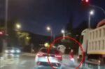 Οδηγός παραβιάζει κόκκινο με τον συνοδηγό να κρέμεται από το παράθυρο: Παραλίγο να πατήσει πεζό