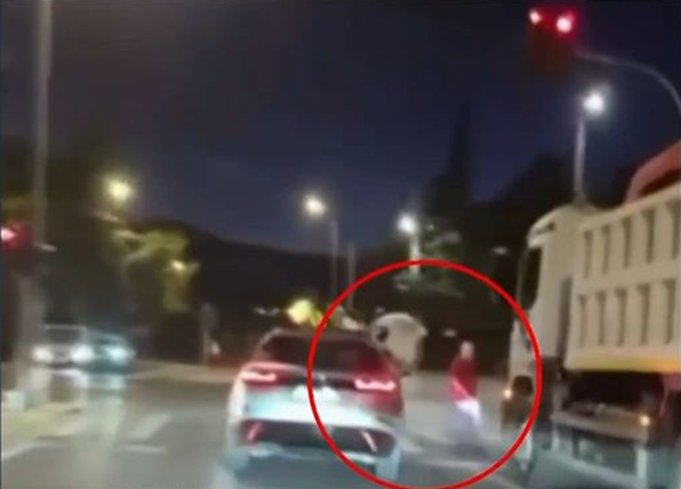 Οδηγός παραβιάζει κόκκινο με τον συνοδηγό να κρέμεται από το παράθυρο: Παραλίγο να πατήσει πεζό