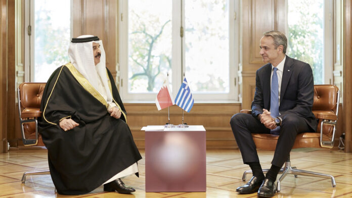 Μητσοτάκης με τον βασιλιά του Μπαχρέιν: Μπορούμε να κάνουμε πολύ περισσότερα σε διμερές επίπεδο