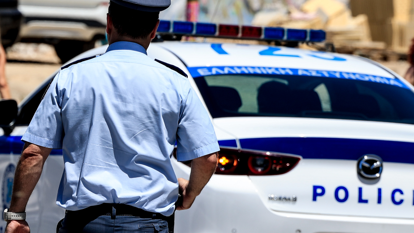 Ελεύθερος με όρους ο αστυνομικός που έπαιρνε «φακελάκια» για να σβήνει κλήσεις: «Δανείστηκε από το δημόσιο ταμείο»