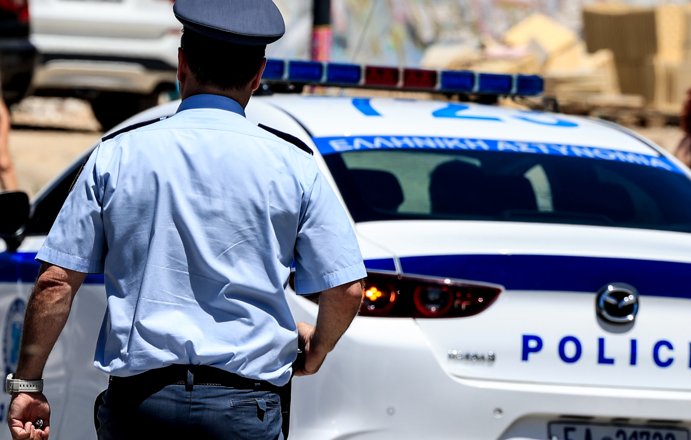 Ελεύθερος με όρους ο αστυνομικός που έπαιρνε «φακελάκια» για να σβήνει κλήσεις: «Δανείστηκε από το δημόσιο ταμείο»