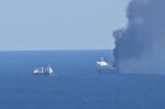Ενισχύονται οι δυνάμεις στη φωτιά του BLUE CARRIER 2 – Σε ετοιμότητα και τα αντιρρυπαντικά μέσα