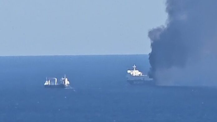 Ενισχύονται οι δυνάμεις στη φωτιά του BLUE CARRIER 2 – Σε ετοιμότητα και τα αντιρρυπαντικά μέσα