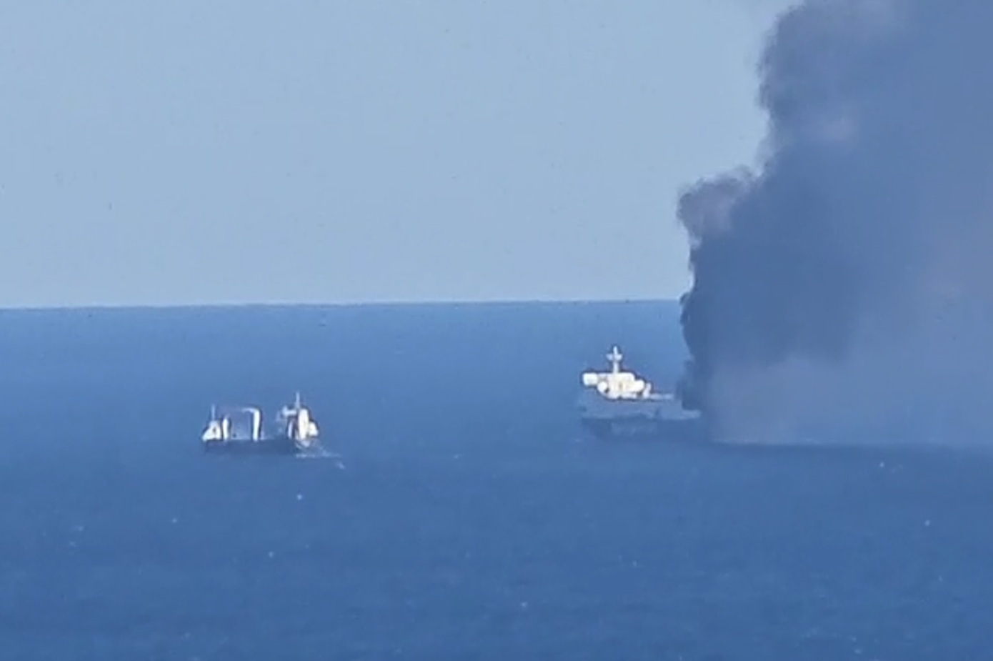 Ενισχύονται οι δυνάμεις στη φωτιά του BLUE CARRIER 2 – Σε ετοιμότητα και τα αντιρρυπαντικά μέσα