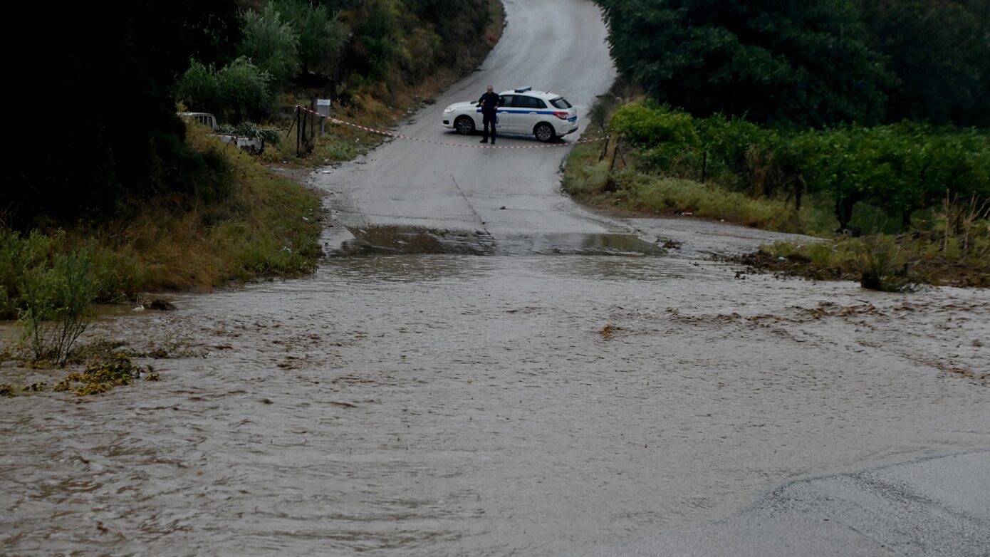 «Δεν μπόρεσα να σώσω τίποτα»: Πλημμύρισαν υπόγεια και καλλιέργειες στην Εύβοια, κατολισθήσεις – Απεγκλωβίστηκαν δύο τουρίστες