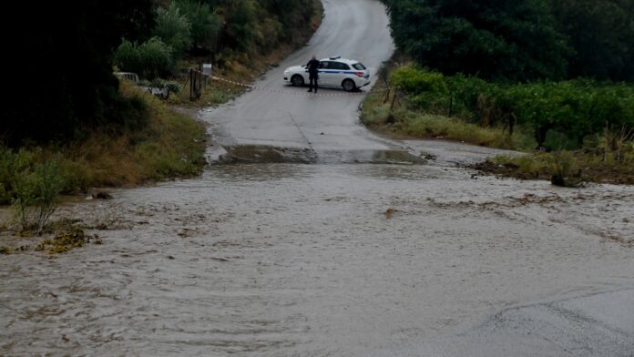 «Δεν μπόρεσα να σώσω τίποτα»: Πλημμύρισαν υπόγεια και καλλιέργειες στην Εύβοια, κατολισθήσεις – Απεγκλωβίστηκαν δύο τουρίστες