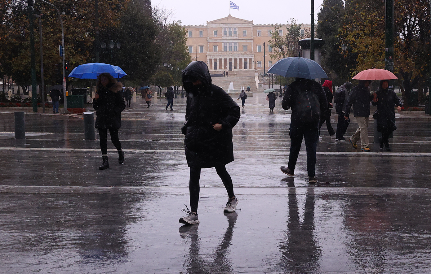 Καιρός την Κυριακή: Φθινόπωρο από Δευτέρα στη χώρα – Έρχονται βροχές και καταιγίδες