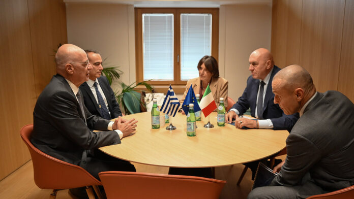 Επιχείρηση ΑΣΠΙΔΕΣ: Δένδιας και Κροσέτο ζητούν συμμετοχή όλων των κρατών-μελών της ΕΕ