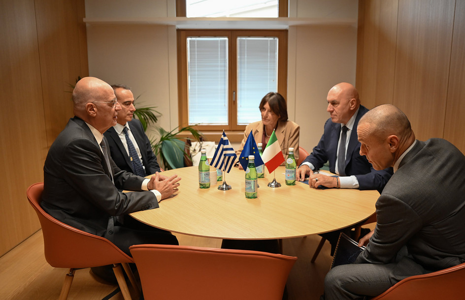 Επιχείρηση ΑΣΠΙΔΕΣ: Δένδιας και Κροσέτο ζητούν συμμετοχή όλων των κρατών-μελών της ΕΕ