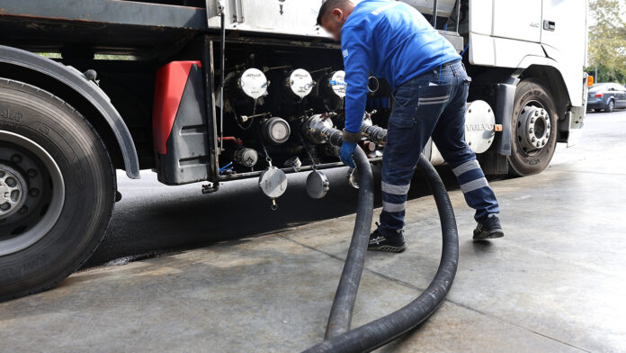 Καύσιμα: Κάτω από 1,75 ευρώ η θέρμανση, στο τραπέζι μείωση ΕΦΚ στη βενζίνη