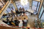 Τουρίστες φτιάχνουν χειροποίητα μαγνητάκια από γυαλί εμπνευσμένα από τα μνημεία UNESCO