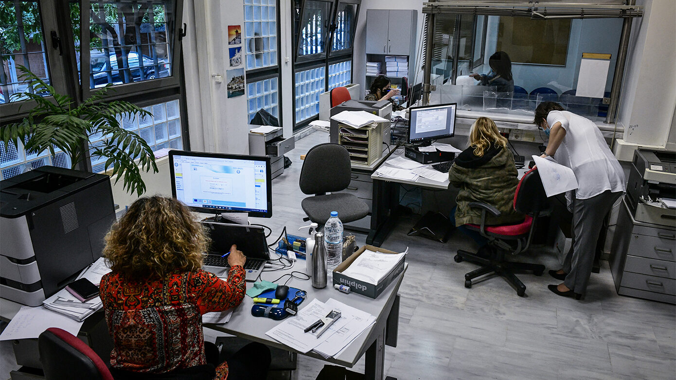Επίδομα Χριστουγέννων 500 ευρώ για δημόσιους υπαλλήλους: Πόσα θα δουν στην τσέπη