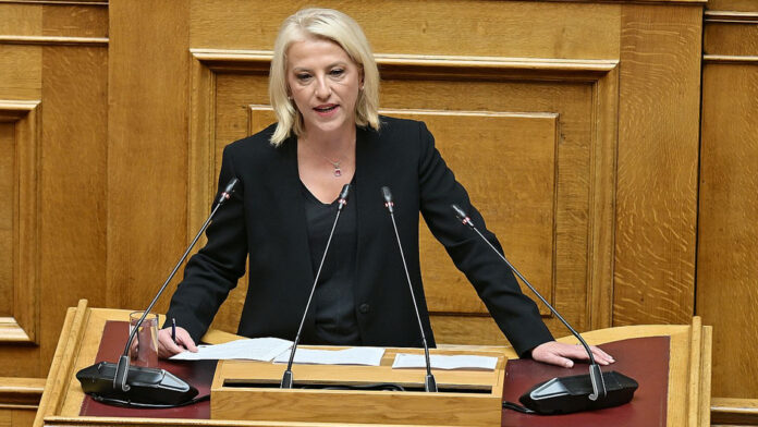 Δούρου: Είδαμε το διπλό πρόσωπο της ΝΔ – Ο Βορίδης κόβει κι ο Μητσοτάκης θέλει να ράψει το Σύνταγμα στα μέτρα της Δεξιάς