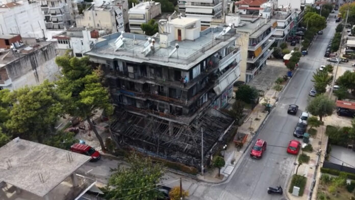 Νέα Ιωνία: Εικόνες από drone μετά τη φωτιά στην καφετέρια – Αποκαΐδια και στάχτες στο κτίριο
