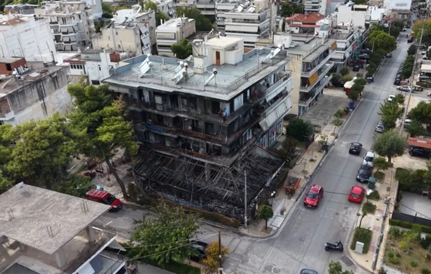 Νέα Ιωνία: Εικόνες από drone μετά τη φωτιά στην καφετέρια – Αποκαΐδια και στάχτες στο κτίριο