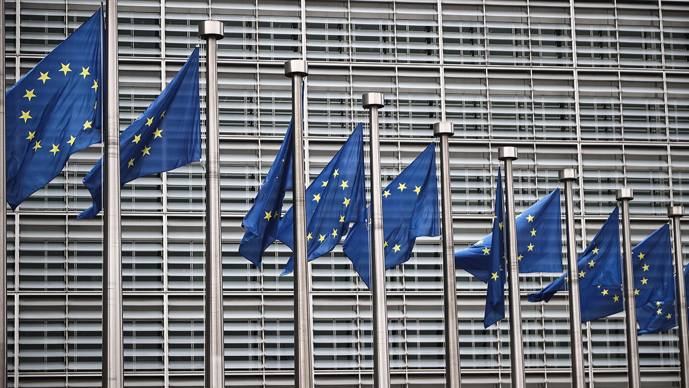 Κομισιόν για την Ελλάδα: Πρωτιά στους φόρους ενέργειας και μείωση του κενού ΦΠΑ