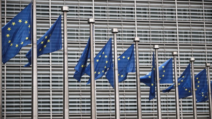 Κομισιόν για την Ελλάδα: Πρωτιά στους φόρους ενέργειας και μείωση του κενού ΦΠΑ