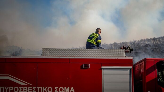 Φωτιά στην Ανάβυσσο: Ξεκίνησε από αυτοκίνητο και επεκτάθηκε σε χαμηλή βλάστηση