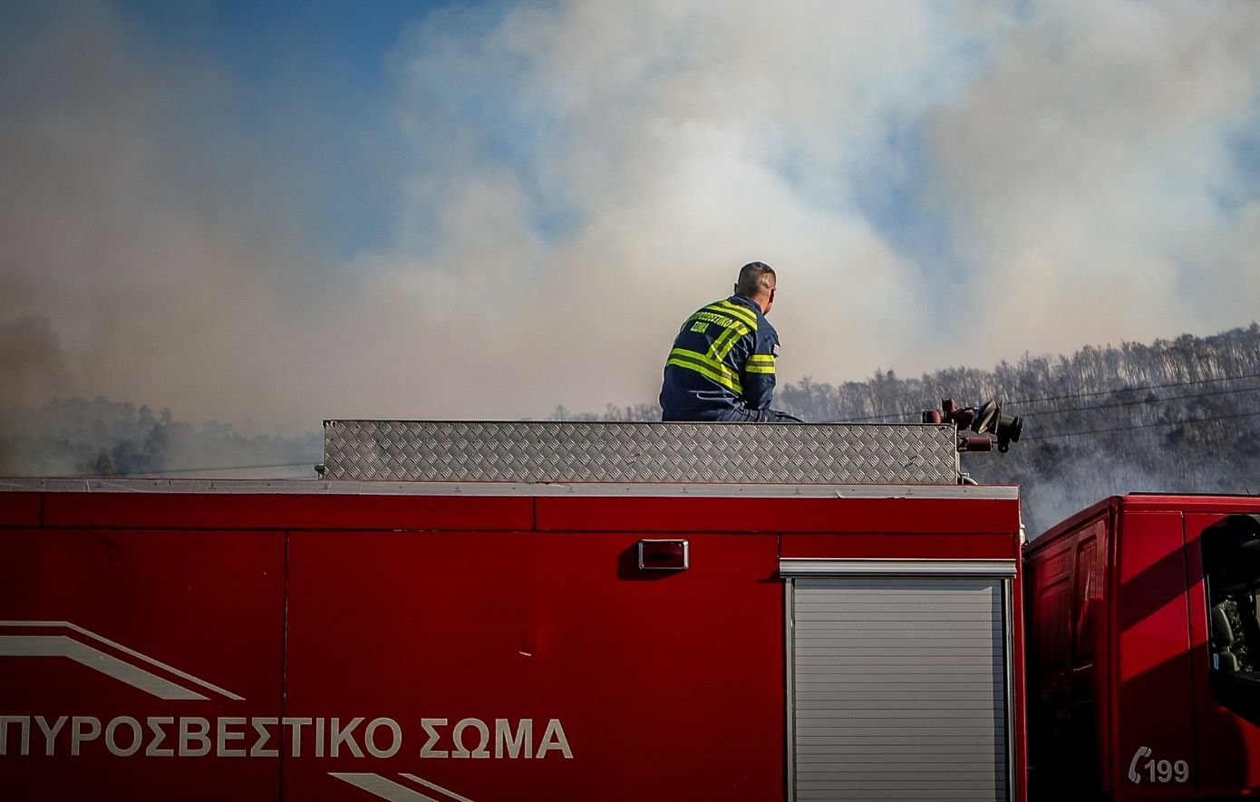 Φωτιά στις Αφίδνες: Επιχειρούν 5 εναέρια