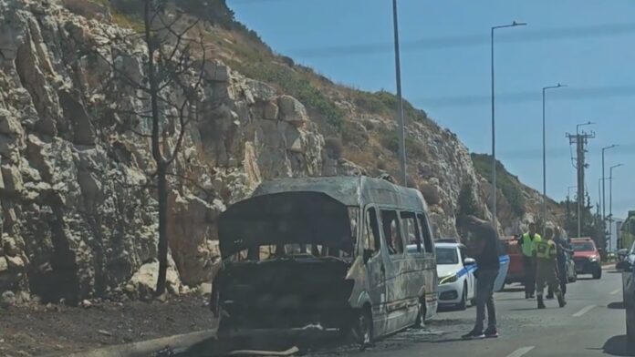 Φωτιά σε σχολικό λεωφορείο στην Αθηνών-Σουνίου: Σώοι οδηγός και συνοδηγός